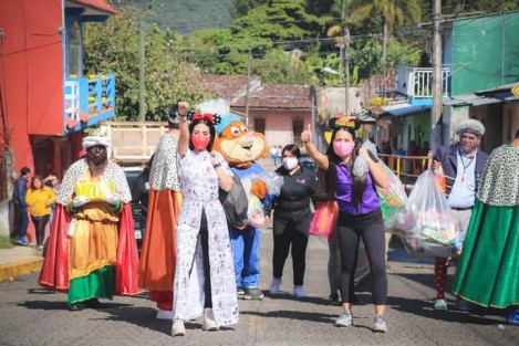 Siguiendo las medidas de prevención sanitarias, la presidenta del DIF Municipal Teocelo, Mara Chama Villa; la Síndica Municipal Zayra del Carmen Martínez, y la distinguida presencia de Nitzia Chama Villa,  recorrieron las calles de la Cabecera Municipal acompañadas por Melchor, Gaspar y Baltazar, en el inicio de la Celebración de Reyes,  logrando que en esta contingencia sanitaria los niños de la Tierra del Dios Tigre vivieran un día lleno de sorpresas.
