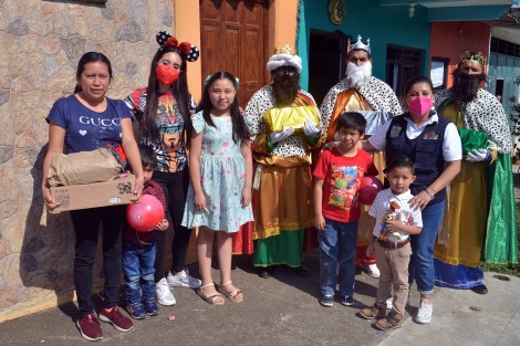 Siguiendo las medidas de prevención sanitarias, la presidenta del DIF Municipal Teocelo, Mara Chama Villa; la Síndica Municipal Zayra del Carmen Martínez, y la distinguida presencia de Nitzia Chama Villa,  recorrieron las calles de la Cabecera Municipal acompañadas por Melchor, Gaspar y Baltazar, en el inicio de la Celebración de Reyes,  logrando que en esta contingencia sanitaria los niños de la Tierra del Dios Tigre vivieran un día lleno de sorpresas.
