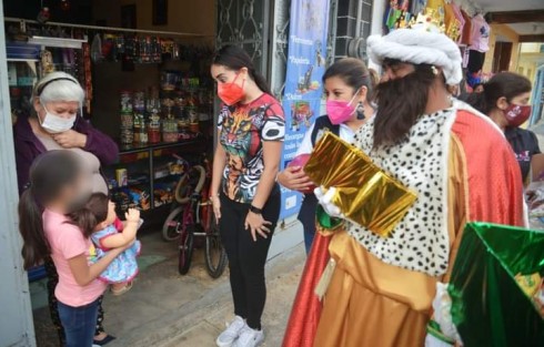 Reyes Magos y DIF Municipal que preside Mara Chama Villa, llevan alegría y regalos a la niñez teocelence.
