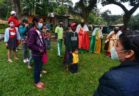 En la segunda jornada de entrega de juguetes por el Día de Reyes, la Presidenta del DIF Mara Chama Villa y la Síndica Municipal Zayra del Carmen Martínez, en compañía de Melchor Gaspar y Baltazar, llevaron alegría a cientos de niños y niñas en el primer día de recorrido en las comunidades de Teocelo. 