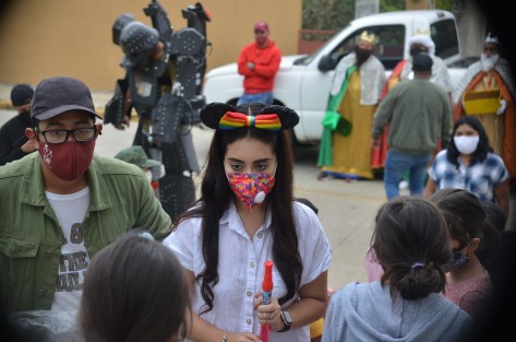 En la segunda jornada de entrega de juguetes por el Día de Reyes, la Presidenta del DIF Mara Chama Villa y la Síndica Municipal Zayra del Carmen Martínez, en compañía de Melchor Gaspar y Baltazar, llevaron alegría a cientos de niños y niñas en el primer día de recorrido en las comunidades de Teocelo. 