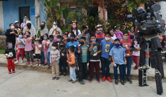 En la segunda jornada de entrega de juguetes por el Día de Reyes, la Presidenta del DIF Mara Chama Villa y la Síndica Municipal Zayra del Carmen Martínez, en compañía de Melchor Gaspar y Baltazar, llevaron alegría a cientos de niños y niñas en el primer día de recorrido en las comunidades de Teocelo. 