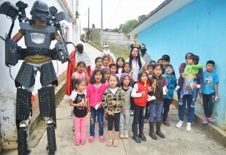 En la segunda jornada de entrega de juguetes por el Día de Reyes, la Presidenta del DIF Mara Chama Villa y la Síndica Municipal Zayra del Carmen Martínez, en compañía de Melchor Gaspar y Baltazar, llevaron alegría a cientos de niños y niñas en el primer día de recorrido en las comunidades de Teocelo. 