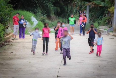En la segunda jornada de entrega de juguetes por el Día de Reyes, la Presidenta del DIF Mara Chama Villa y la Síndica Municipal Zayra del Carmen Martínez, en compañía de Melchor Gaspar y Baltazar, llevaron alegría a cientos de niños y niñas en el primer día de recorrido en las comunidades de Teocelo. 