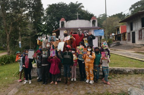 Además de la entrega  juguetes personalmente a niños y niñas, el Equipo DIF Teocelo y personal del H. Ayuntamiento de Teocelo, repartieron la tradicional rosca de reyes y leche a niños y padres de familia que salieron a las puertas y entradas de sus domicilios para recibir la visita de los Reyes Magos. 