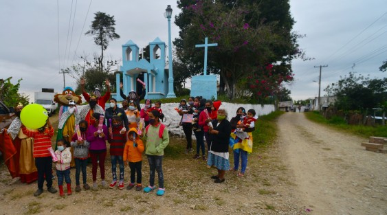 Además de la entrega  juguetes personalmente a niños y niñas, el Equipo DIF Teocelo y personal del H. Ayuntamiento de Teocelo, repartieron la tradicional rosca de reyes y leche a niños y padres de familia que salieron a las puertas y entradas de sus domicilios para recibir la visita de los Reyes Magos. 