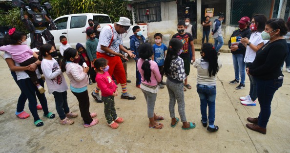 Además de la entrega  juguetes personalmente a niños y niñas, el Equipo DIF Teocelo y personal del H. Ayuntamiento de Teocelo, repartieron la tradicional rosca de reyes y leche a niños y padres de familia que salieron a las puertas y entradas de sus domicilios para recibir la visita de los Reyes Magos. 
