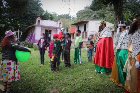 Llano Grande, Tejería, Monte Blanco, Independencia, Paso del Obispo, El Zapote, Barrio de la Palma y Santa Rosa, fueron las comunidades visitadas, de igual forma, la entrega de juguetes y la vista de los Reyes Magos continuarán realizándose durante los siguientes días en comunidades y Cabecera Municipal. 