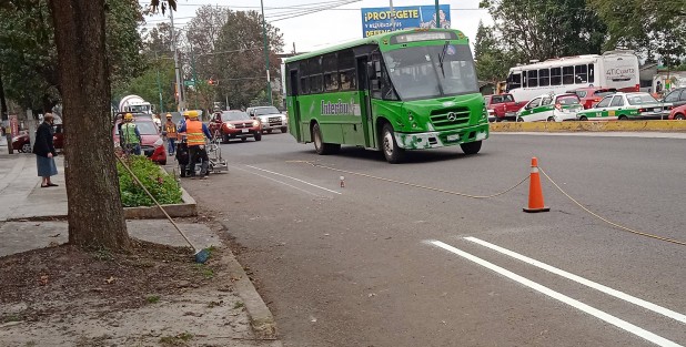 Con escombros sobre las partes terminadas  y con mucha basura lucen los avances de la ciclopista de la avenida Ruiz Cortines ademas que los automovilistas se siguen estacionando sobre este carril que se supone deberían utilizar los ciclistas los cuales durante el recorrido no se observó a ni uno solo.