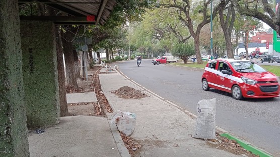 Con escombros sobre las partes terminadas  y con mucha basura lucen los avances de la ciclopista de la avenida Ruiz Cortines ademas que los automovilistas se siguen estacionando sobre este carril que se supone deberían utilizar los ciclistas los cuales durante el recorrido no se observó a ni uno solo.