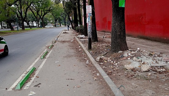 Con escombros sobre las partes terminadas  y con mucha basura lucen los avances de la ciclopista de la avenida Ruiz Cortines ademas que los automovilistas se siguen estacionando sobre este carril que se supone deberían utilizar los ciclistas los cuales durante el recorrido no se observó a ni uno solo.