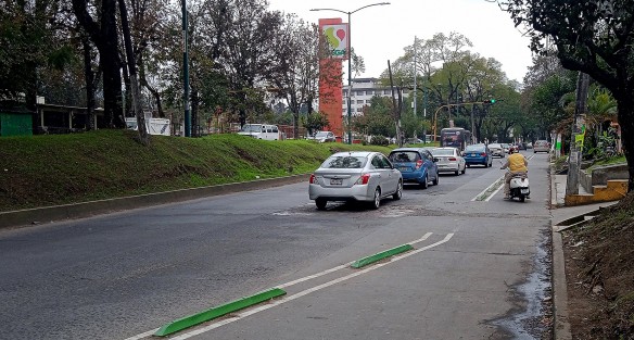Con escombros sobre las partes terminadas  y con mucha basura lucen los avances de la ciclopista de la avenida Ruiz Cortines ademas que los automovilistas se siguen estacionando sobre este carril que se supone deberían utilizar los ciclistas los cuales durante el recorrido no se observó a ni uno solo.