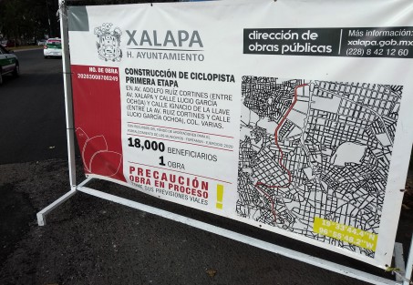 Con escombros sobre las partes terminadas  y con mucha basura lucen los avances de la ciclopista de la avenida Ruiz Cortines ademas que los automovilistas se siguen estacionando sobre este carril que se supone deberían utilizar los ciclistas los cuales durante el recorrido no se observó a ni uno solo.