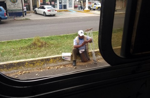 Un hombre de la tercera edad se gana la vida vendiendo periódicos sobre la avenida Ruiz Cortines sin importar el peligro que esto representa el chiste es llevar algo de comida a la mesa de su casa.
