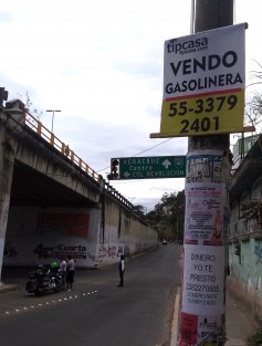 Sobre el poste de la lateral del puente Macuiltepetl se observa un anuncio de la venta de una gasolinera tal vez para los nuevos ricos de esta cuarta transformación.