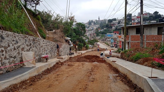 Así lucen los avances de la obra que se realizan sobre la avenida  los Pinos de la colonia Veracruz que comenzaron a mediados del año pasado y no se ve para cuando se van a terminar vecinos del lugar esperan que sea antes de que acabe la actual administración.