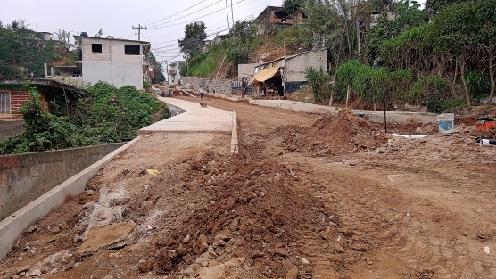 Así lucen los avances de la obra que se realizan sobre la avenida  los Pinos de la colonia Veracruz que comenzaron a mediados del año pasado y no se ve para cuando se van a terminar vecinos del lugar esperan que sea antes de que acabe la actual administración.