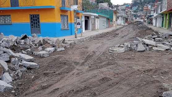 La calle Antonio M. Carlon  de la colonia Lomas del Seminario se encuentra cerrada debido a la repavimentación de dicha Rúa se espera que al igual que otras obras que se construyen por el rumbo no se queden a medias por parte de la actual administración municipal.