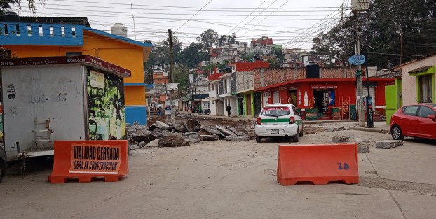 La calle Antonio M. Carlon  de la colonia Lomas del Seminario se encuentra cerrada debido a la repavimentación de dicha Rúa se espera que al igual que otras obras que se construyen por el rumbo no se queden a medias por parte de la actual administración municipal.