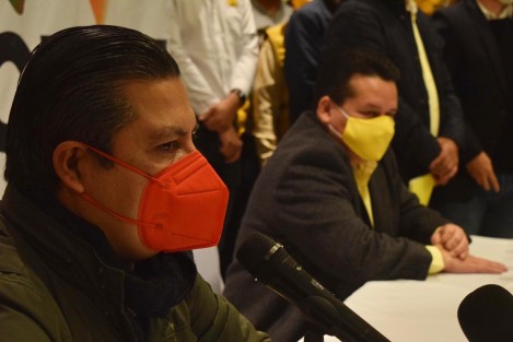 Marlon Rodríguez, presidente del PRI y Sergio Cadena  del PRD, ofrecieron una conferencia de prensa en un hotel del centro de Xalapa.   