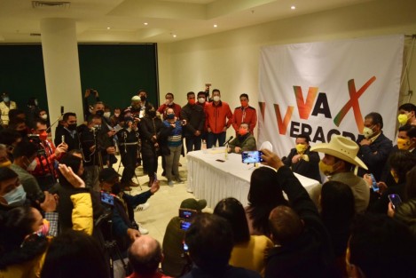 Ambos dirigentes partidistas, dejaron la puerta abierta a la dirigencia estatal albiazul para que recapacite por el bien de Veracruz y asuma su papel de oposición responsable y deje de obedecer a intereses oscuros, desde palacio de gobierno, que impiden el desarrollo de Veracruz.