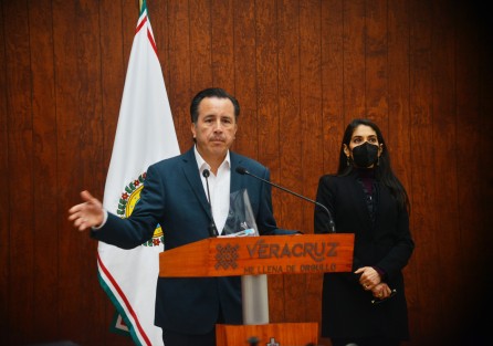Cuitláhuac García adelantó que el día de mañana llegan las primeras vacunas contra el Covid,  las cuales serán aplicadas  a los médicos de primera línea. 