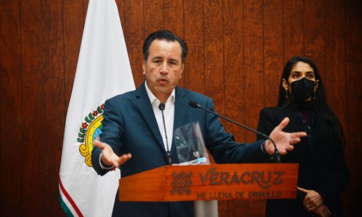  El gobernador Cuitláhuac García, en compañía de la fiscal general, Verónica Hernández, mostraron una tabla de  la reducción de delitos en Veracruz gracias a la nueva visión de la procuración de justicia. 