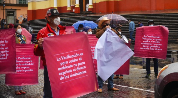 Dueños de centros de Verificación se manifestaron primeramente en la puerta principal de Palacio de Gobierno para demandar audiencia con el Gobernador o el Secretario de Gobierno,  para después cerrar  la calle de Enríquez por algunos minutos.  se quejan de que la Secretaría de Finanzas controlará sus ingresos. 