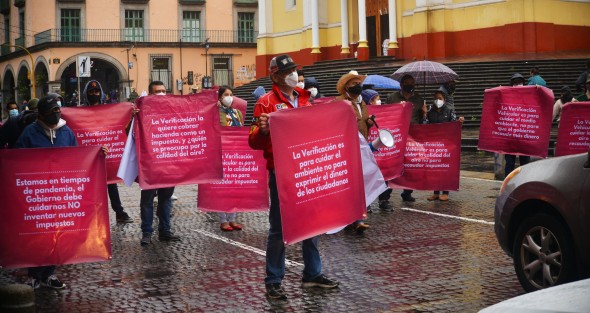 Dueños de centros de Verificación se manifestaron primeramente en la puerta principal de Palacio de Gobierno para demandar audiencia con el Gobernador o el Secretario de Gobierno,  para después cerrar  la calle de Enríquez por algunos minutos.  se quejan de que la Secretaría de Finanzas controlará sus ingresos. 