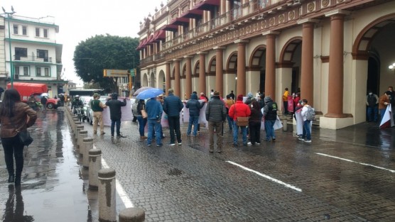 Dueños de centros de Verificación se manifestaron primeramente en la puerta principal de Palacio de Gobierno para demandar audiencia con el Gobernador o el Secretario de Gobierno,  para después cerrar  la calle de Enríquez por algunos minutos.  se quejan de que la Secretaría de Finanzas controlará sus ingresos. 