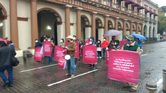 Dueños de centros de Verificación se manifestaron primeramente en la puerta principal de Palacio de Gobierno para demandar audiencia con el Gobernador o el Secretario de Gobierno,  para después cerrar  la calle de Enríquez por algunos minutos.  se quejan de que la Secretaría de Finanzas controlará sus ingresos. 