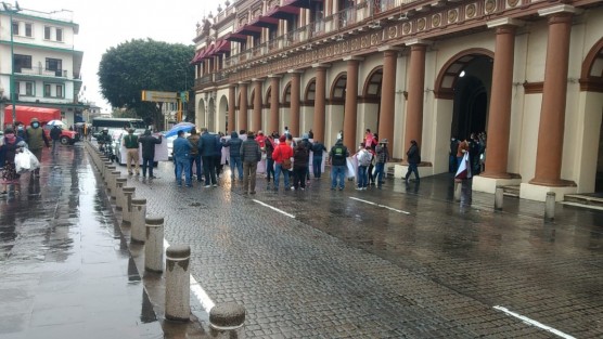 Dueños de centros de Verificación se manifestaron primeramente en la puerta principal de Palacio de Gobierno para demandar audiencia con el Gobernador o el Secretario de Gobierno,  para después cerrar  la calle de Enríquez por algunos minutos.  se quejan de que la Secretaría de Finanzas controlará sus ingresos. 