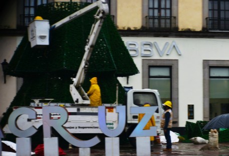 Trabajadores del ayuntamiento ya desmantelan el árbol de navidad colocado en plaza Lerdo.   