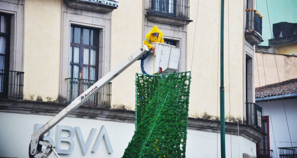 Trabajadores del ayuntamiento ya desmantelan el árbol de navidad colocado en plaza Lerdo.   