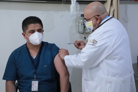 Cándido Contreras Méndez, Médico Internista con Subespecialidad en Infectología del Centro de Alta Especialidad Dr. Rafael Lucio, (turno nocturno de área COVID 19), de 35 años de edad y con residencia en Xalapa, fue el primero en recibir la  vacuna.

