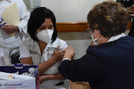 Inició la aplicación de la vacuna contra COVID-19 en Veracruz en el Centro de Alta Especialidad Dr. Rafael Lucio de Xalapa, y otros hospitales en el estado.