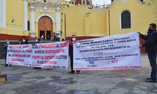 Trabajadores jubilados y activos de TELMEX se manifestaron para exigir que la empresa respete el contrato colectivo y deje de saquear el fondo de pensiones.