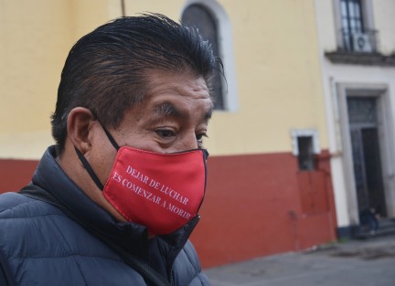 Trabajadores jubilados y activos de TELMEX se manifestaron para exigir que la empresa respete el contrato colectivo y deje de saquear el fondo de pensiones.