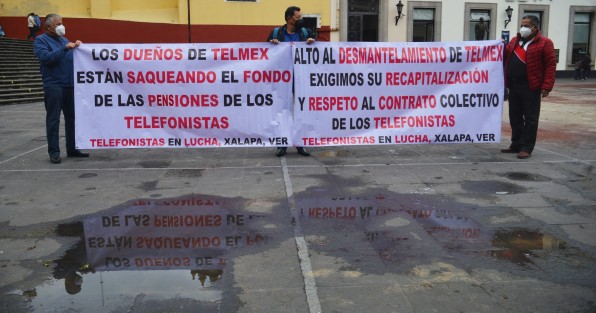 Trabajadores jubilados y activos de TELMEX se manifestaron para exigir que la empresa respete el contrato colectivo y deje de saquear el fondo de pensiones.
