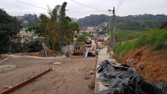 Otra de las obras que se comenzaron a mediados del año pasado es la de la calle Obreros de la colonia Lomas del Seminario y que si es que se termina dará  alivio al transito local y los vecinos de este lugar que por mucho tiempo sufrieron de inseguridad.