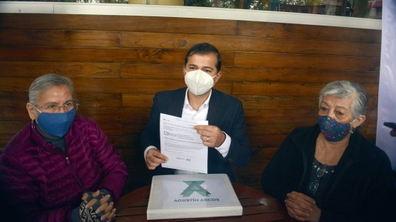 Agustín Arcos mostró en la ya clásica conferencia de café, la manifestación de intención para el registro como aspirante a la candidatura independiente de Presidente Municipal y Síndica de Xalapa.