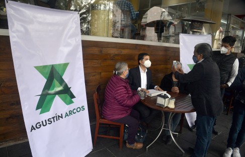 Agustín Arcos mostró en la ya clásica conferencia de café, la manifestación de intención para el registro como aspirante a la candidatura independiente de Presidente Municipal y Síndica de Xalapa.