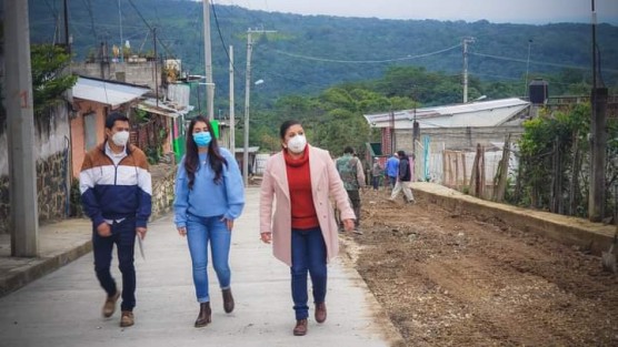 El día de hoy la Síndica Municipal, Zayra del Carmen Martínez Andrade, la Presidenta del DIF Municipal Mara Chama Villa y el Director de Obras, Alberto Lucas Marín, llevaron a cabo recorrido de supervisión de obra en la calle Guillermo Prieto de la Colonia Benito Juárez en la Cabecera Municipal, dicha obra en su primera etapa consta de rehabilitación con concreto hidráulico, así como rehabilitación de la red de drenaje sanitario y tomas domiciliarias de agua potable. 

