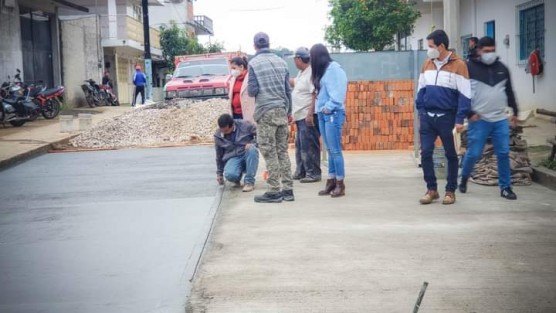 Durante el recorrido la Síndica Municipal y la Presidenta del DIF Teocelo, observaron el avance de obra y se reunieron con vecinos de dicha calle para dar respuesta a sus inquietudes de acuerdo al proyecto por parte del Director de Obras Alberto Lucas Marín.   