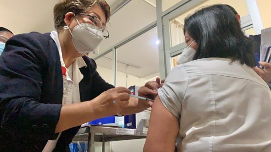 La Secretaría de Salud (SS) inició este día la aplicación de 5 mil 380 dosis de la vacuna contra COVID-19, al personal médico y de Enfermería de la primera línea de batalla en los hospitales reconvertidos de la entidad; de las 19 mil 500 que llegaron ayer al Aeropuerto Internacional de Veracruz. 