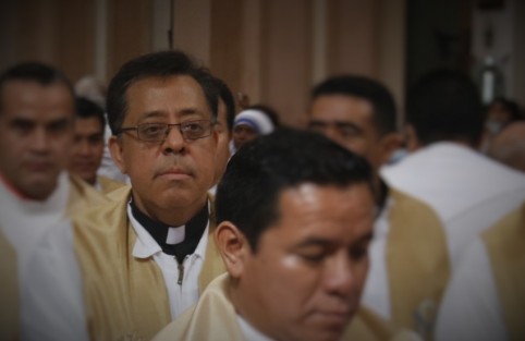 La mañana de este jueves se dio a conocer el fallecimiento del presbítero Víctor Manuel Díaz Mendoza, párroco de la Catedral de Veracruz y vocero de la Diócesis de Veracruz, por complicaciones del COVID 19. El sacerdote se encontraba internado en un  hospital, desde el pasado 2 de enero.  