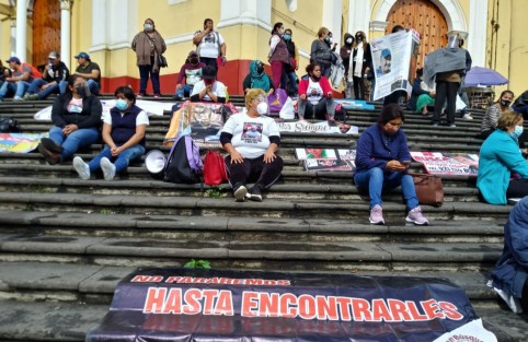 Integrantes del grupo Enlaces Xalapa, se manifestaron a  favor de la permanencia de Namiko Matzumoto en la CEDHV. Aseguraron que nadie los envió, sino que ella es la única que los ha atendido. 