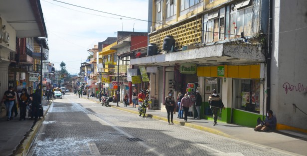 Desde temprano,el departamento de tránsito y vialidad instaló filtros para reducir movilidad en el centro de la capital. A pesar de esto se pudo apreciar a mucha gente caminando por negocios y calles del centro de la ciudad. 