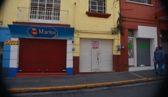 Cada día es más común ver en el centro de la ciudad de Xalapa negocios cerrados, aunado a la pandemia el poco o nulo apoyo de parte de autoridades cada día se repite esta escena que deja a muchas familias sin empleo.