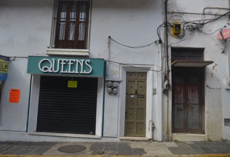 Cada día es más común ver en el centro de la ciudad de Xalapa negocios cerrados, aunado a la pandemia el poco o nulo apoyo de parte de autoridades cada día se repite esta escena que deja a muchas familias sin empleo.